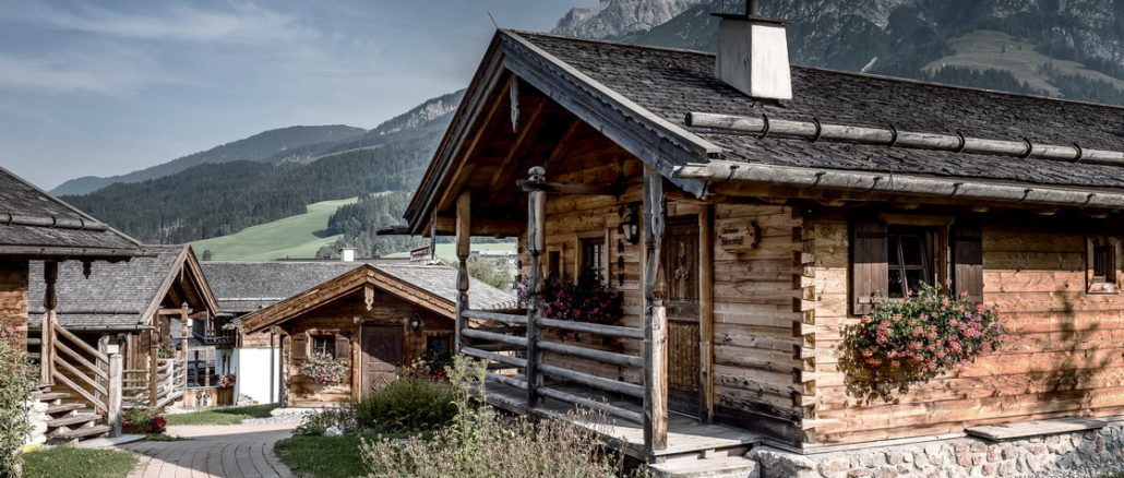 gemuetliche_chalets_im_sommer_c_peter_kuehnl_puradies_hotel_chalets