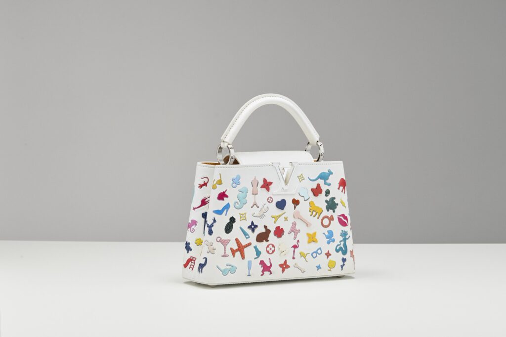 Vik Muniz: Die Mini-Capucines des brasilianischen Künstlers interpretiert das ikonische Monogram der Maison mit aktuellen Popkultur-Elementen neu.