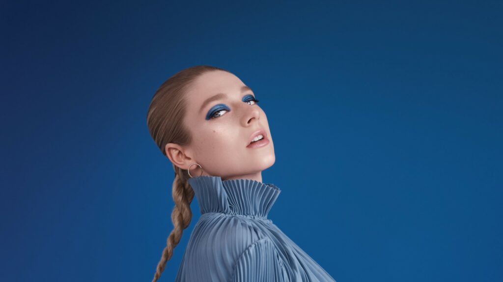 "Wir alle verbinden bestimmte Klänge mitbestimmten Farben. So macht dieWelt für uns Sinn." Hunter Schafer SHISEIDO Makeup's Global Ambassado