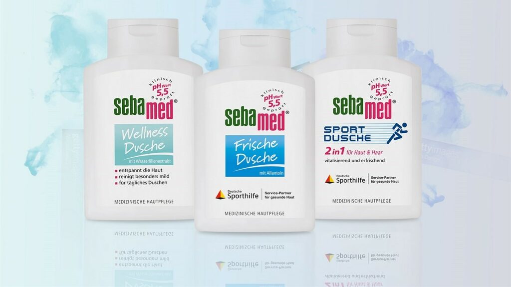 Häufiges Duschen und Haarewaschen im Sommer erfordert haut- und haarfreundliche Pflege. Mit einem pH-Wert von 5,5 bieten die beliebten Duschen und Shampoos von sebamed Schutz für Haut und Haare. ©sebamed