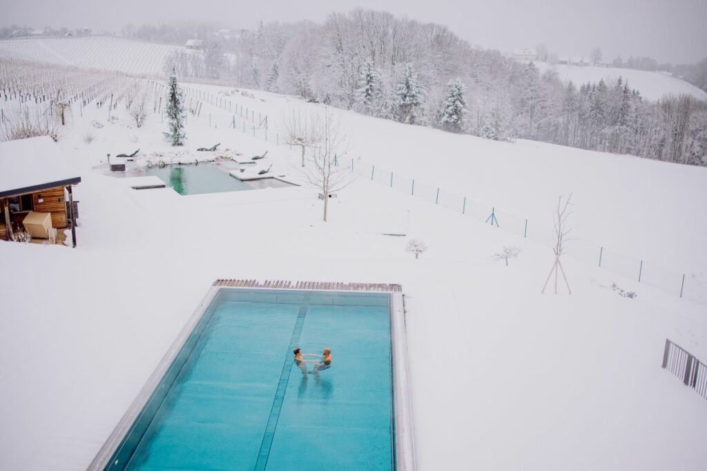 Das gesamte Hotel mit seinem schönen Wellnessbereich und seinen kulinarischen Höhepunkten ist in den Wintermonaten Erwachsenen vorbehalten.