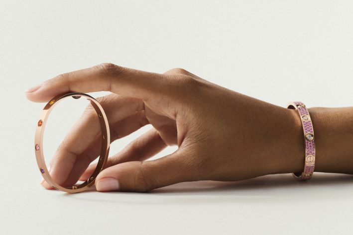 Das legendäre Design des LOVE Armreifs ist ab sofort in kreativen, farbigen Neuinterpretationen als exklusive Sonderedition erhältlich, die einen neuen jährlichen Höhepunkt der Kollektion markiert. Foto: © Cartier
